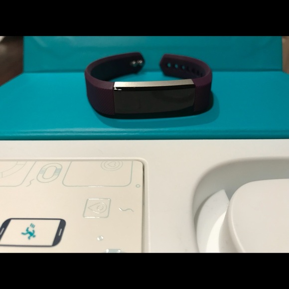 NWT FitBit Alta in Plum - Picture 7 of 7